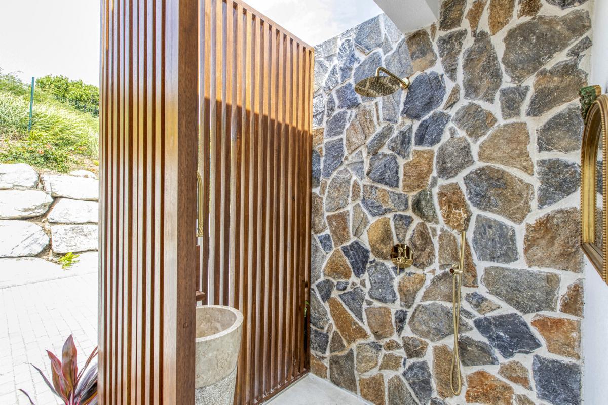 28 Location villa Baie Orientale Saint Martin_douche exterieure 3
